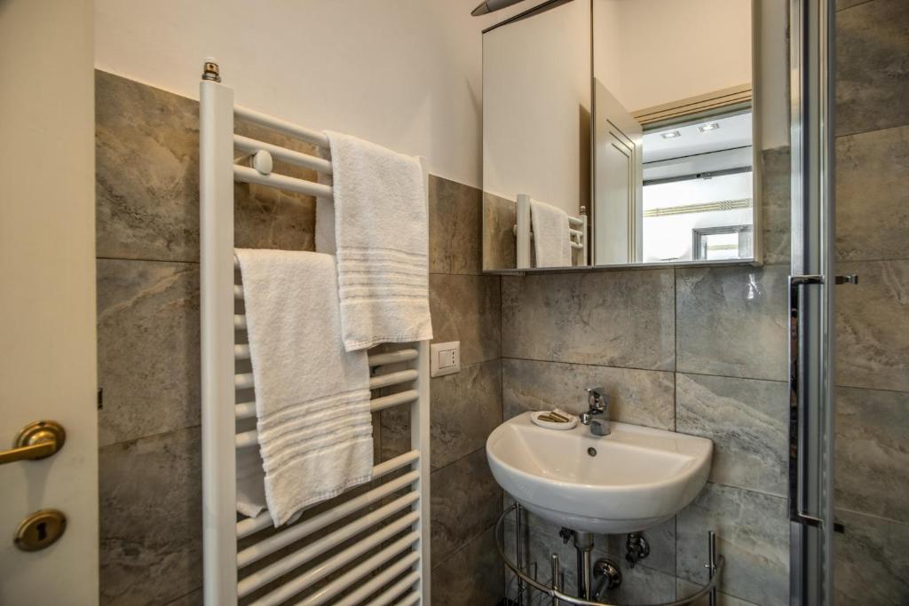 A bathroom at Magia at Colosseum