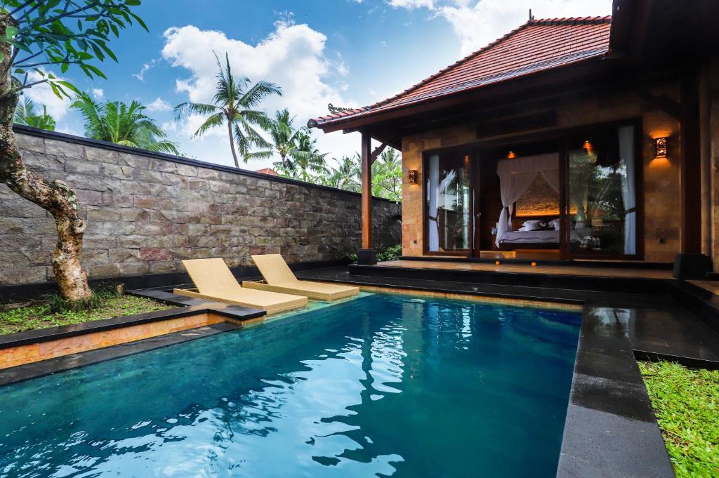 uma piscina em frente a uma villa em Villa Emerald: Precious Find in the Central Ubud em Ubud