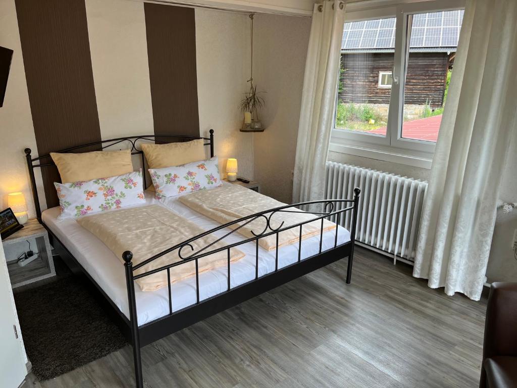 Postel nebo postele na pokoji v ubytování Gasthaus Breitenbach
