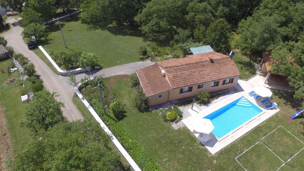 Bazén v ubytovaní Villa Fragola - Holiday house with large garden alebo v jeho blízkosti