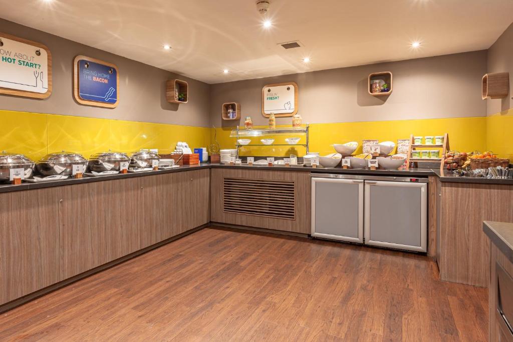 Kuchyň nebo kuchyňský kout v ubytování Holiday Inn Express Edinburgh Airport by IHG