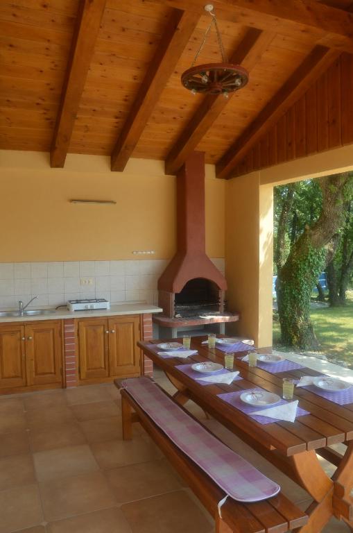 Fotografia z galérie ubytovania Villa Fragola - Holiday house with large garden v destinácii Tinjan