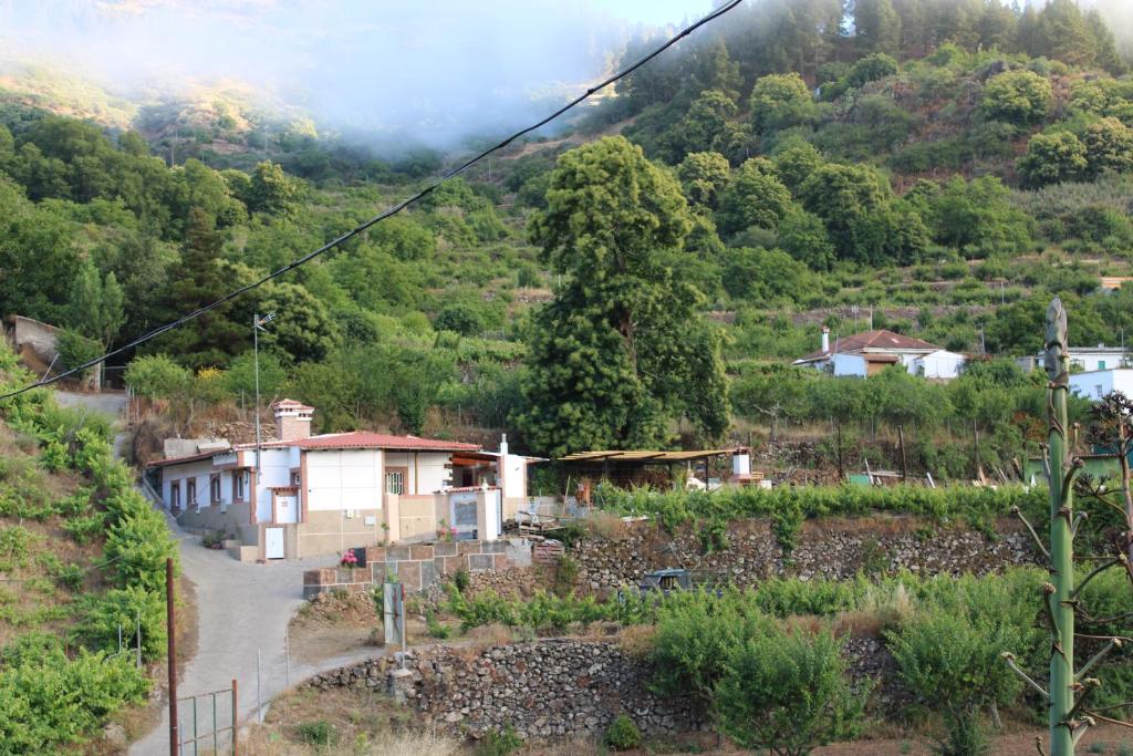 un pequeño pueblo en una colina con una montaña en Finca El cole, en Las Palmas de Gran Canaria