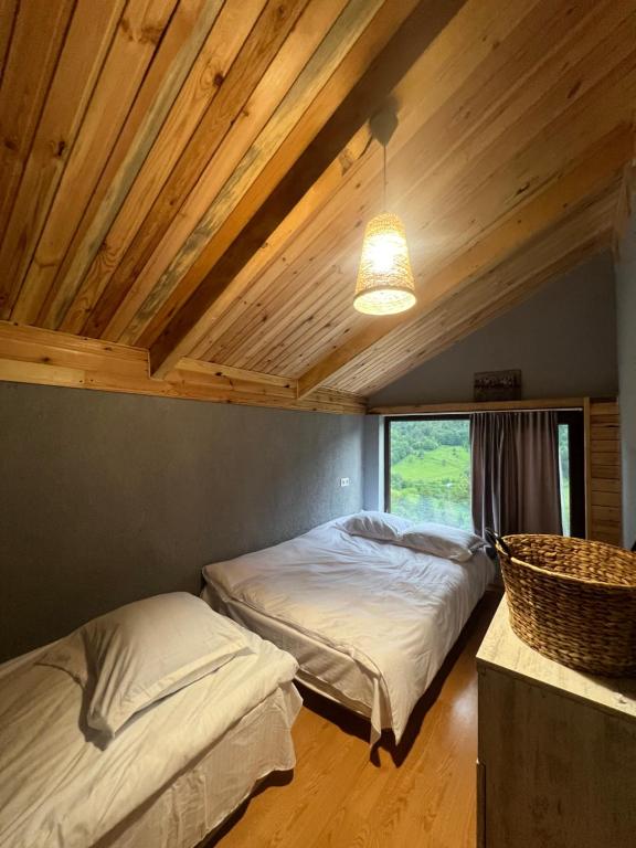 Postel nebo postele na pokoji v ubytování Mitarbi Silence - cozy holiday cottages in mountains