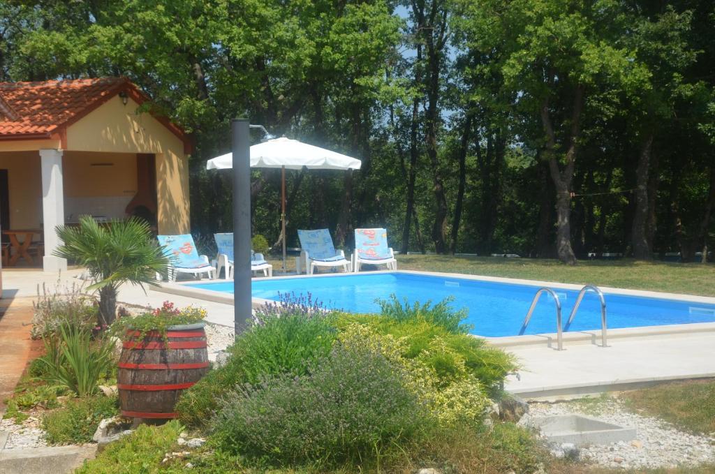 Bazén v ubytovaní Villa Fragola - Holiday house with large garden alebo v jeho blízkosti