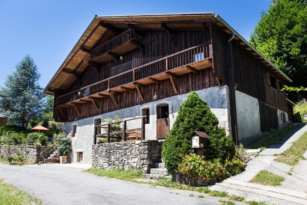 une maison avec un toit en bois dans une rue dans l'établissement Chalet familial authentique avec jardin/cheminée, à Samoëns