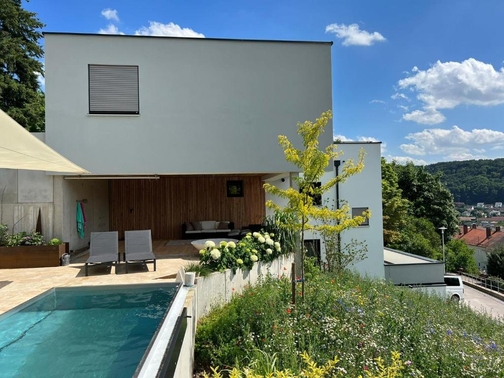 uma casa com piscina no quintal em Ferienchalet Burgenblick em Riedenburg