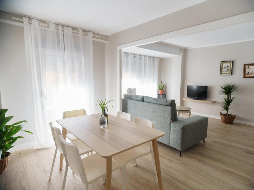 uma sala de estar com uma mesa e um sofá em II Apartamento moderno y céntrico en Castellón em Castellón de la Plana