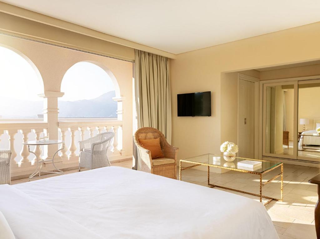 TV a/nebo společenská místnost v ubytování Grecotel Eva Palace