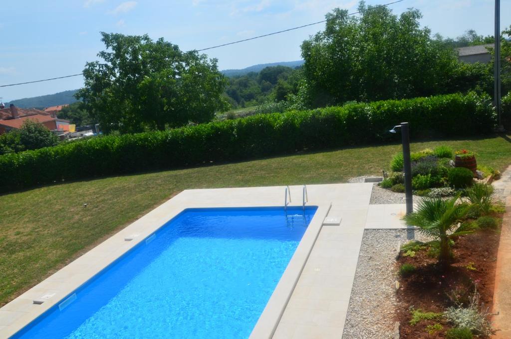 Bazén v ubytovaní Villa Fragola - Holiday house with large garden alebo v jeho blízkosti