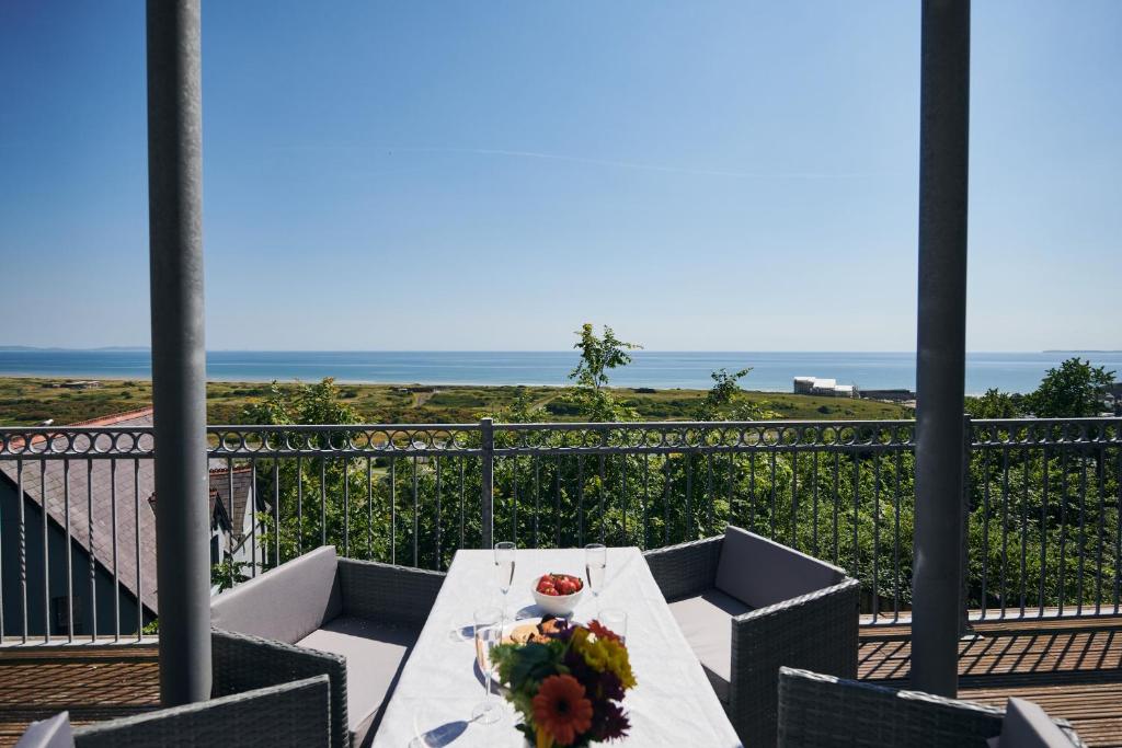 Cliff HavenSpectacular Sea Views from balcony, pets go FREE, Pendine