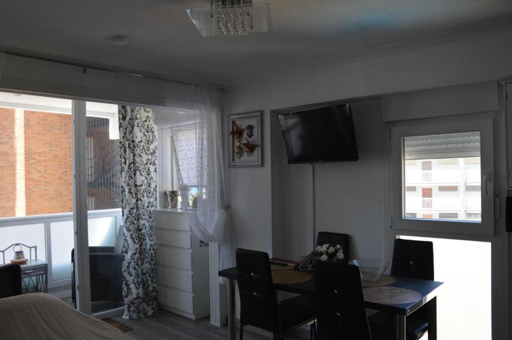 Telewizja i/lub zestaw kina domowego w obiekcie Inlesa 5A Holiday apt with pool