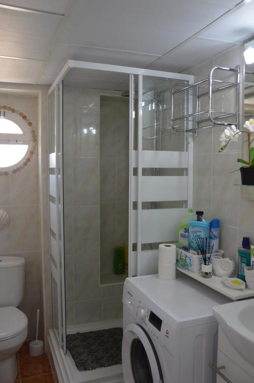 łazienka z prysznicem i pralką w obiekcie Inlesa 5A Holiday apt with pool w mieście Benidorm