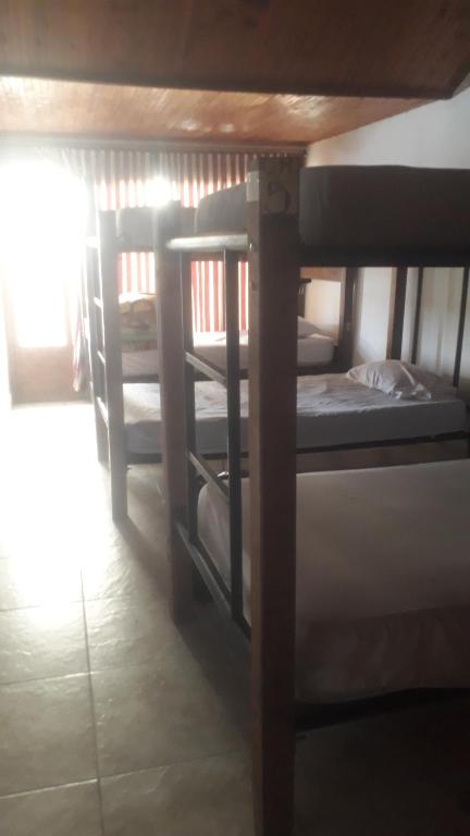 a group of bunk beds in a room at Los Tres Leones in Salento