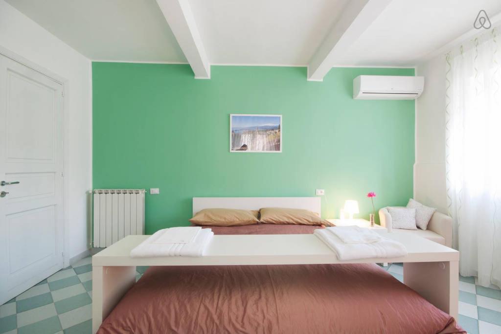 Cama grande en habitación con pared azul en B&B Porta Della Sicilia, en Messina