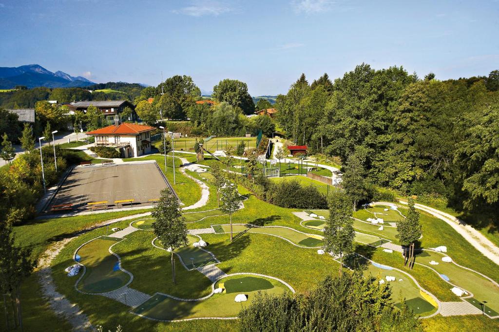 een uitzicht over de golfbaan bij Ferienpark Vorauf in Siegsdorf