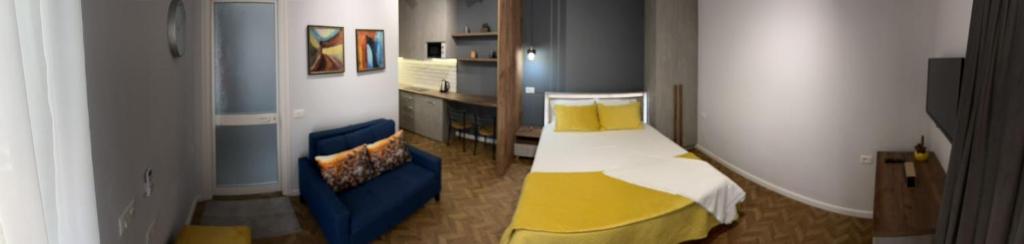 Ένα ή περισσότερα κρεβάτια σε δωμάτιο στο Florent's Superb Studio, free parking & garden!!