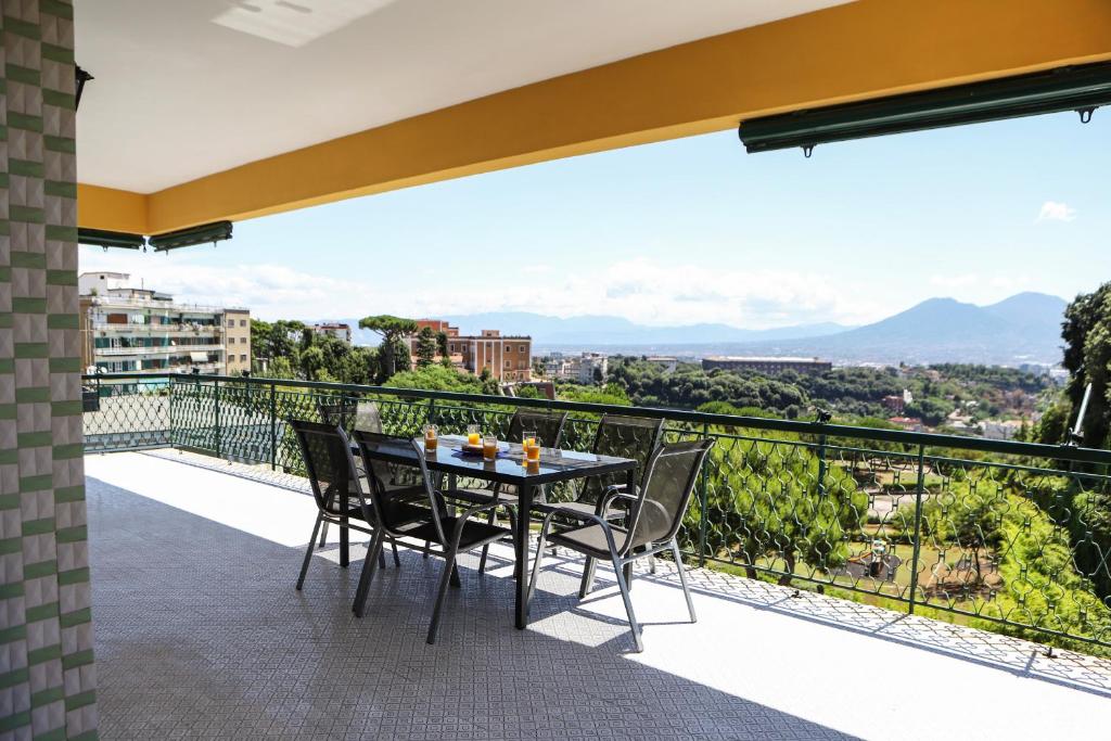Un balcon sau o terasă la Appartamento con terrazzo a Capodimonte by Wonderful Italy