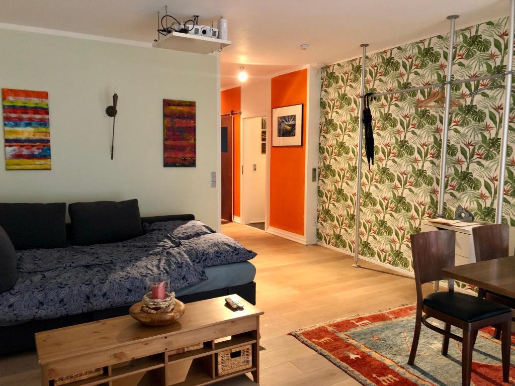 een woonkamer met een bed en een tafel bij Deichkind Superhost im Viertel in Bremen