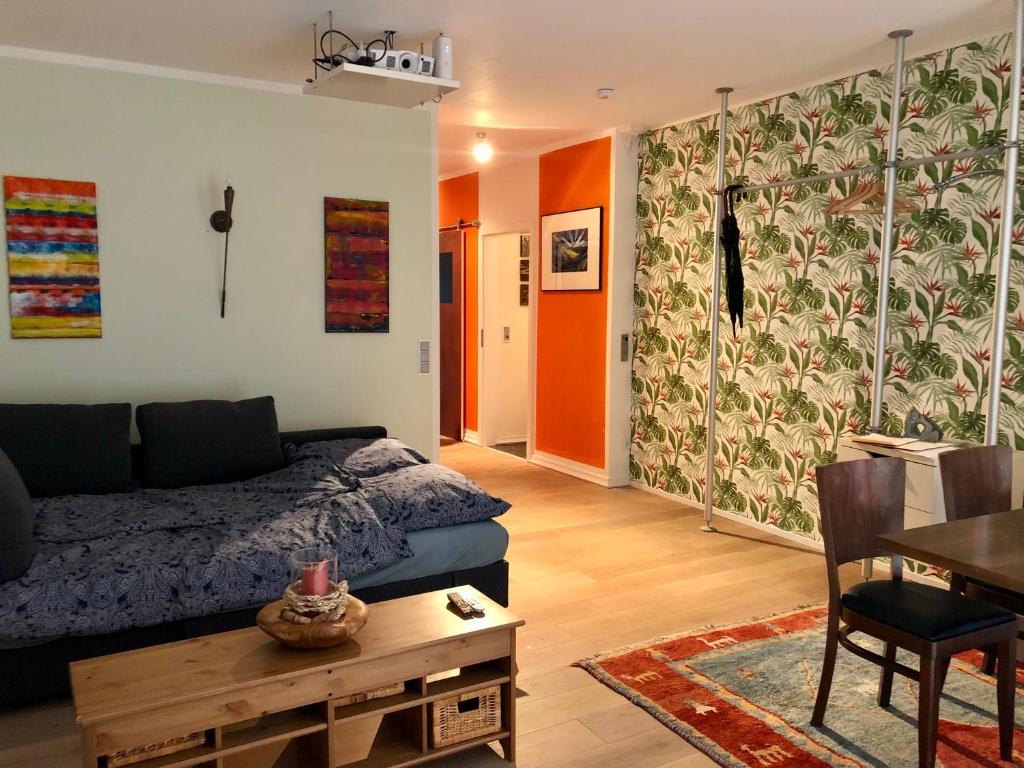 a living room with a bed and a table at Deichkind CitySuite in Bremen