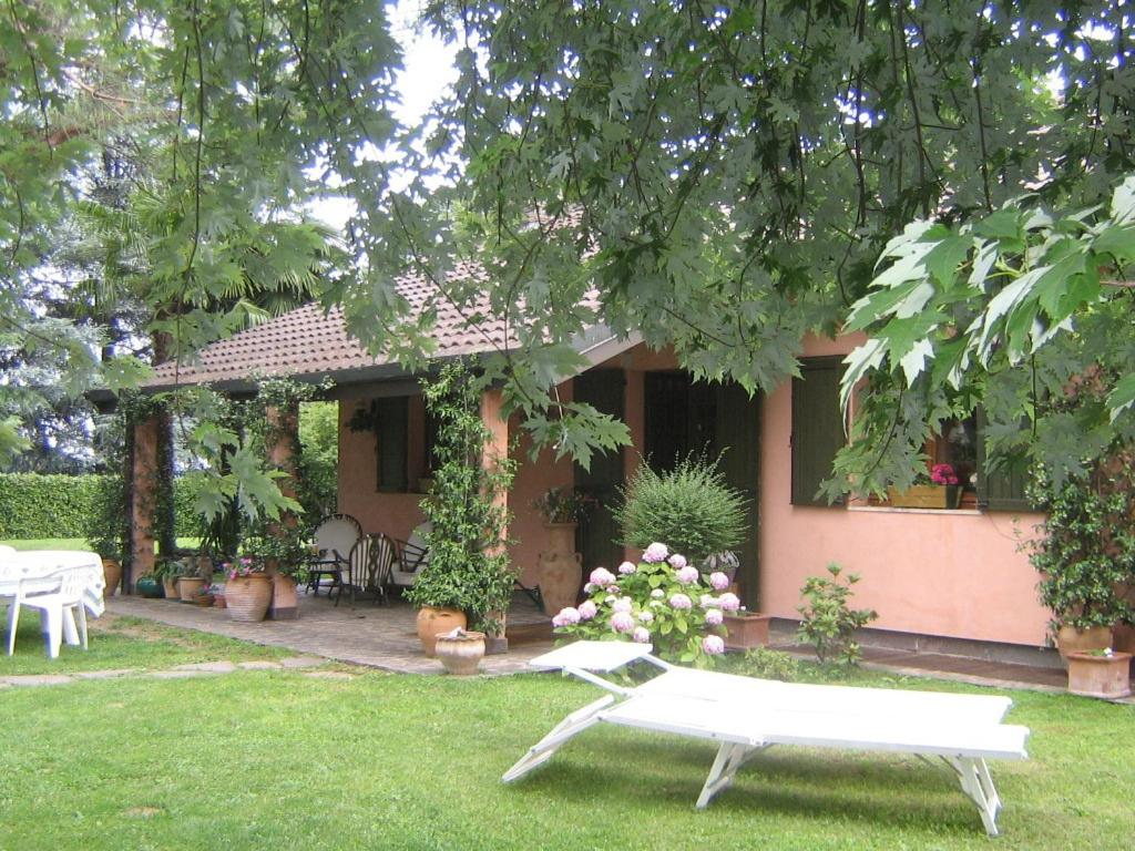 O grădină în afara B&B Al Roncaccio