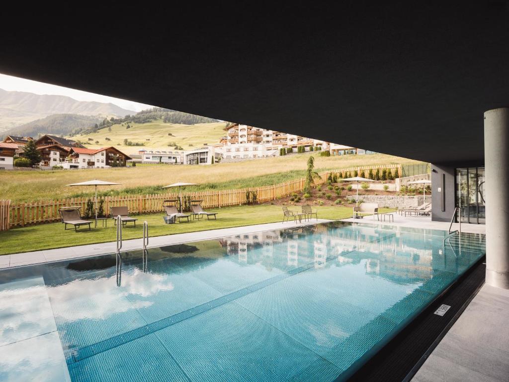 Bazén v ubytování alpina&more APARTMENTS I ZIMMER nebo v jeho okolí