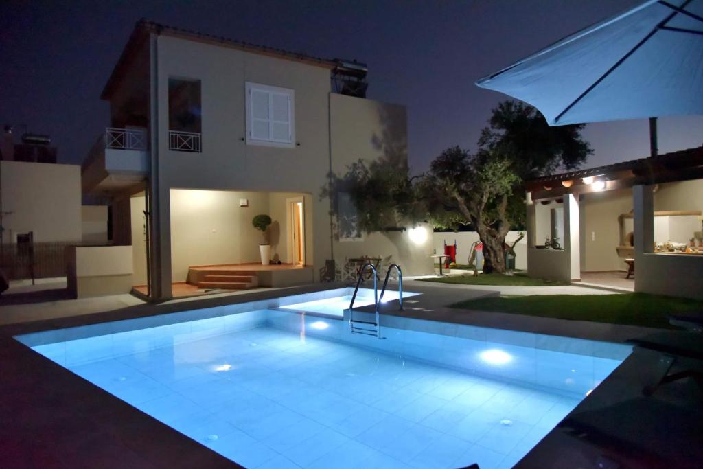 basen przed domem w nocy w obiekcie VILLA BLUE VEDERE w mieście Gerani