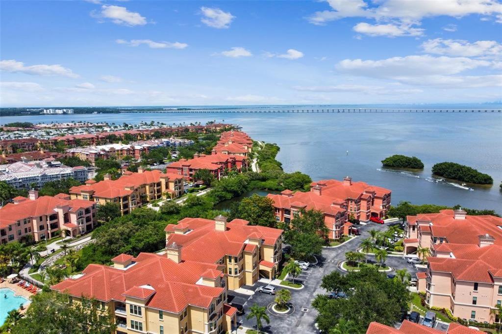 una vista aérea de una ciudad con casas y agua en Baywatch en Clearwater