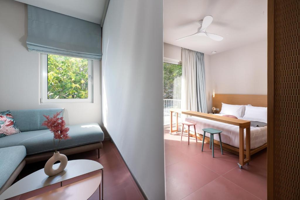 Łóżko lub łóżka w pokoju w obiekcie Alkima Athens Hotel