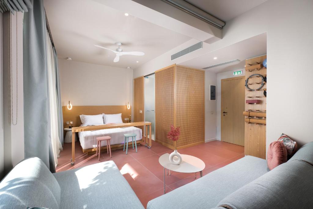 Łóżko lub łóżka w pokoju w obiekcie Alkima Athens Hotel