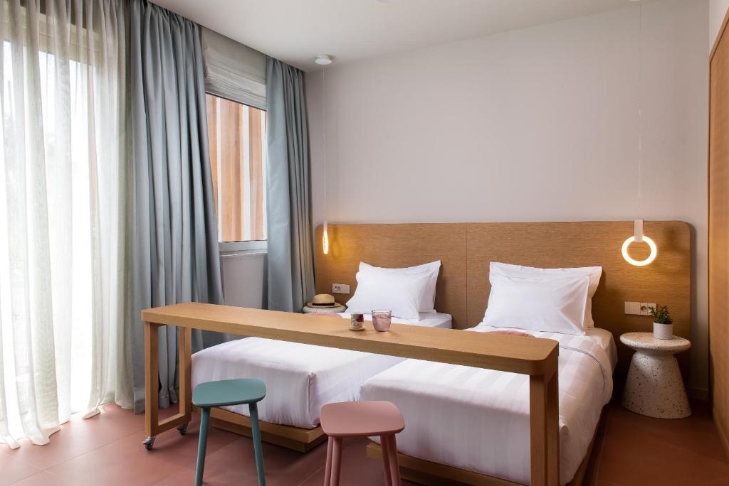 sypialnia z dużym łóżkiem, biurkiem i dwoma krzesłami w obiekcie Alkima Athens Hotel w Atenach