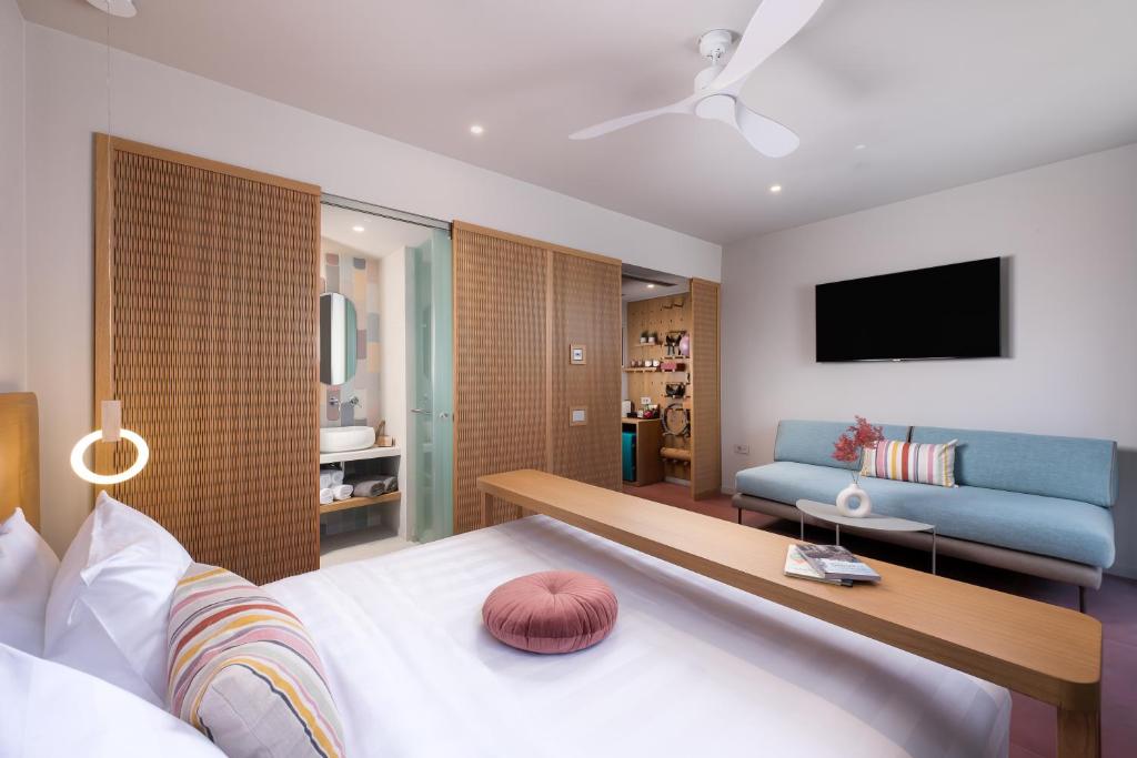 Telewizja i/lub zestaw kina domowego w obiekcie Alkima Athens Hotel
