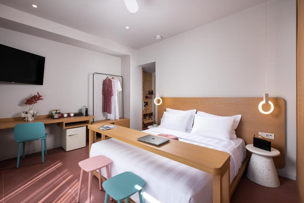 Łóżko lub łóżka w pokoju w obiekcie Alkima Athens Hotel