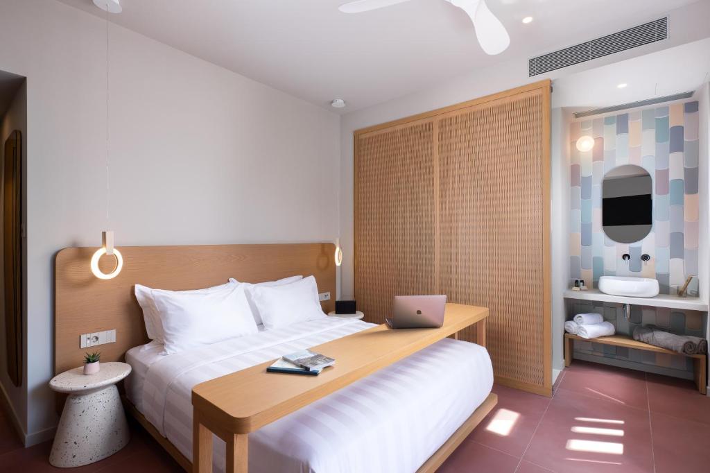 Łóżko lub łóżka w pokoju w obiekcie Alkima Athens Hotel