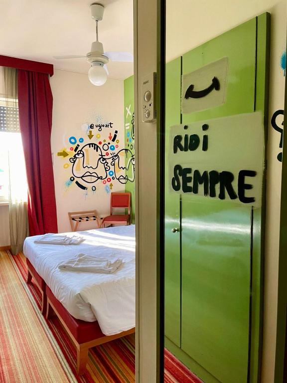 Postel nebo postele na pokoji v ubytování LH Hotel Arca Street Art