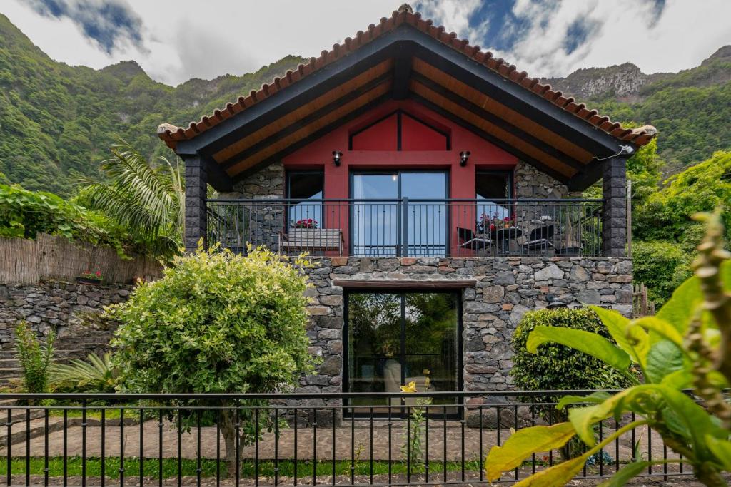 ein Haus mit rotem Dach in der Unterkunft Casa de Campo Arco de São Jorge by An Island Apart in Santana