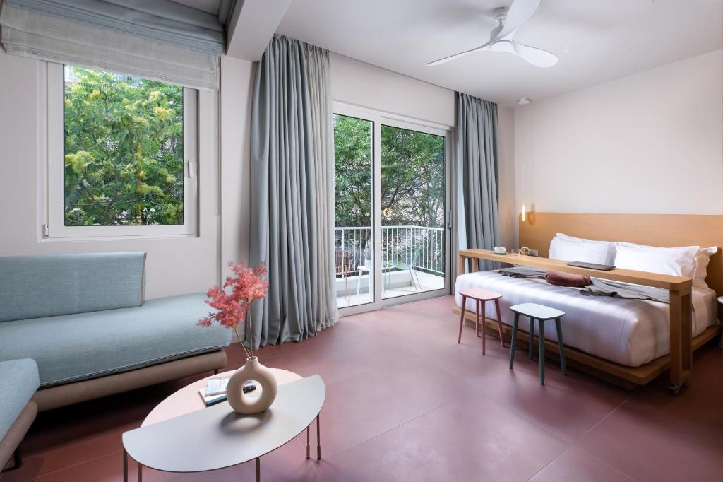 Łóżko lub łóżka w pokoju w obiekcie Alkima Athens Hotel