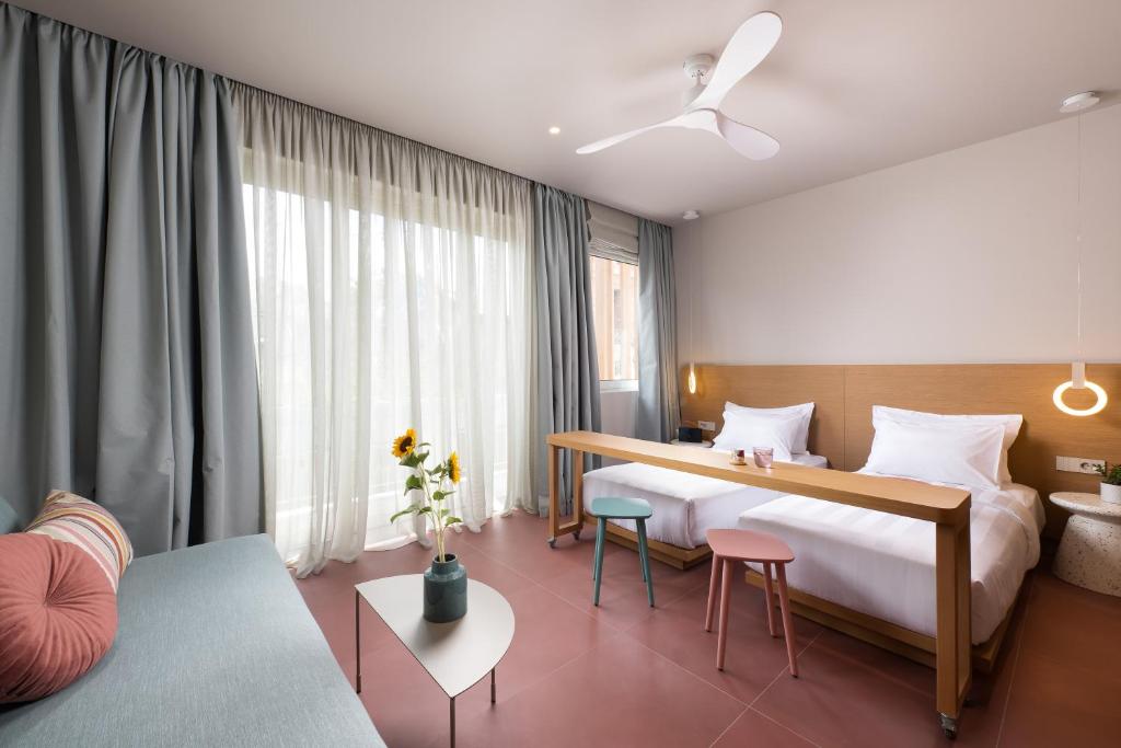 Łóżko lub łóżka w pokoju w obiekcie Alkima Athens Hotel