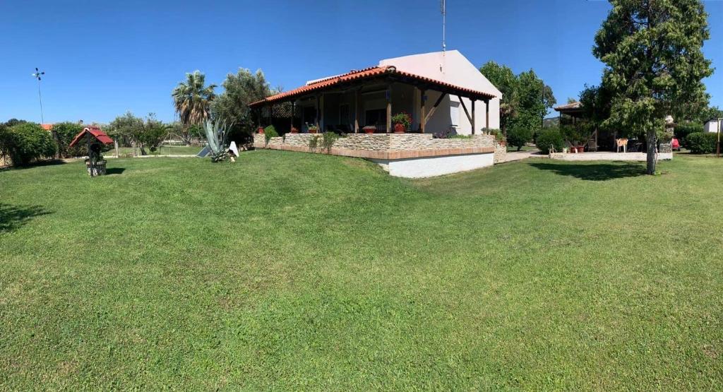 Ogród w obiekcie LOGA PARALIA DIKELLA EVROs