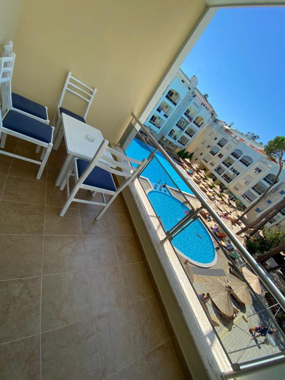 格勒姆Joni's Condo 10的享有游泳池景色的公寓阳台