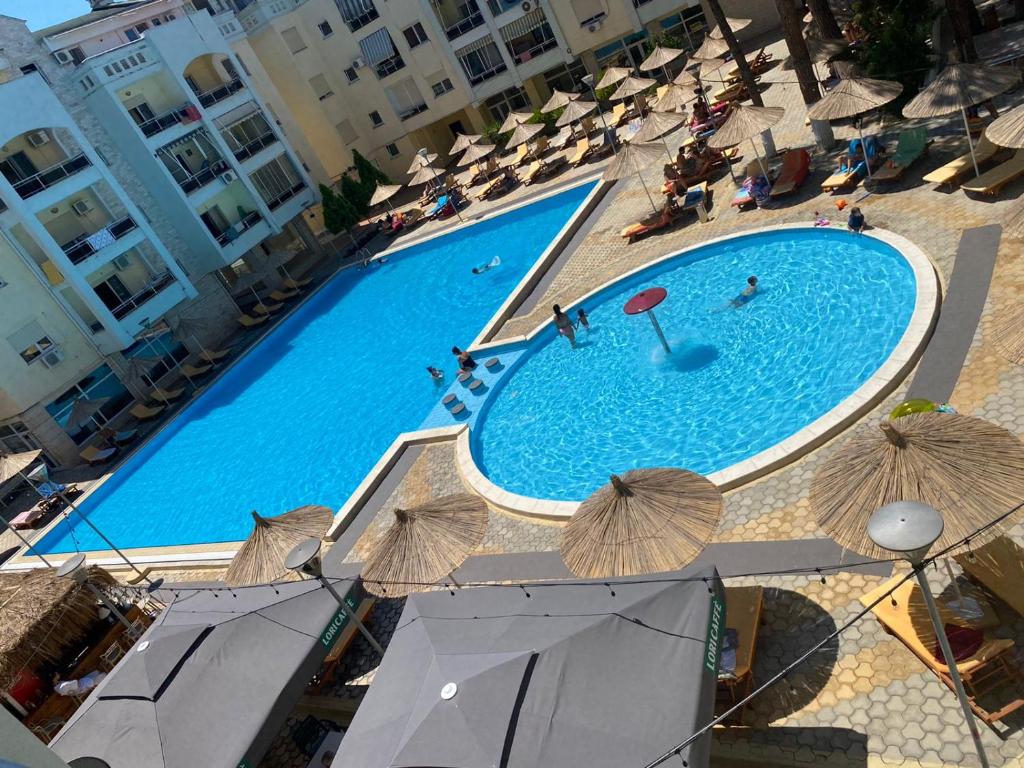 Bazén v ubytování Joni's Condo 10 nebo v jeho okolí