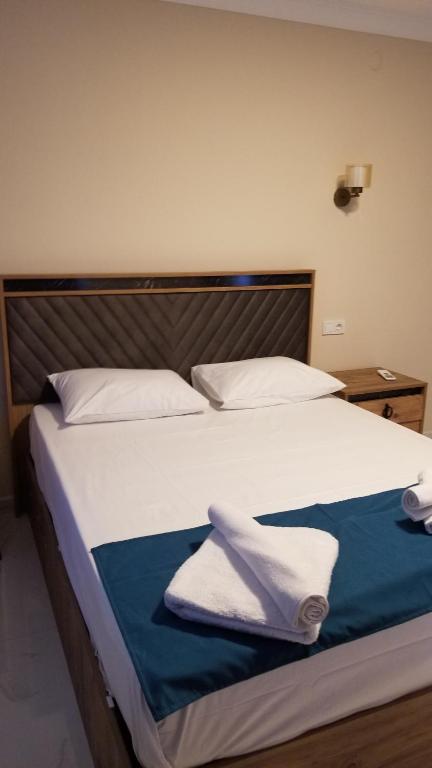 Кровать или кровати в номере Huge Evleri 1