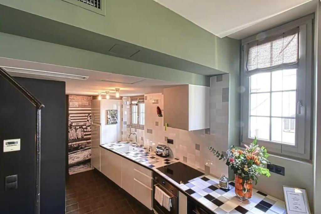 Kuchyňa alebo kuchynka v ubytovaní C075-Old Town Cannes - Duplex Apartment