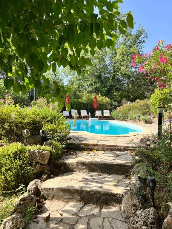 Basen w obiekcie La Parenthèse du Var - Gîte avec grande terrasse vue sur piscine lub w pobliżu