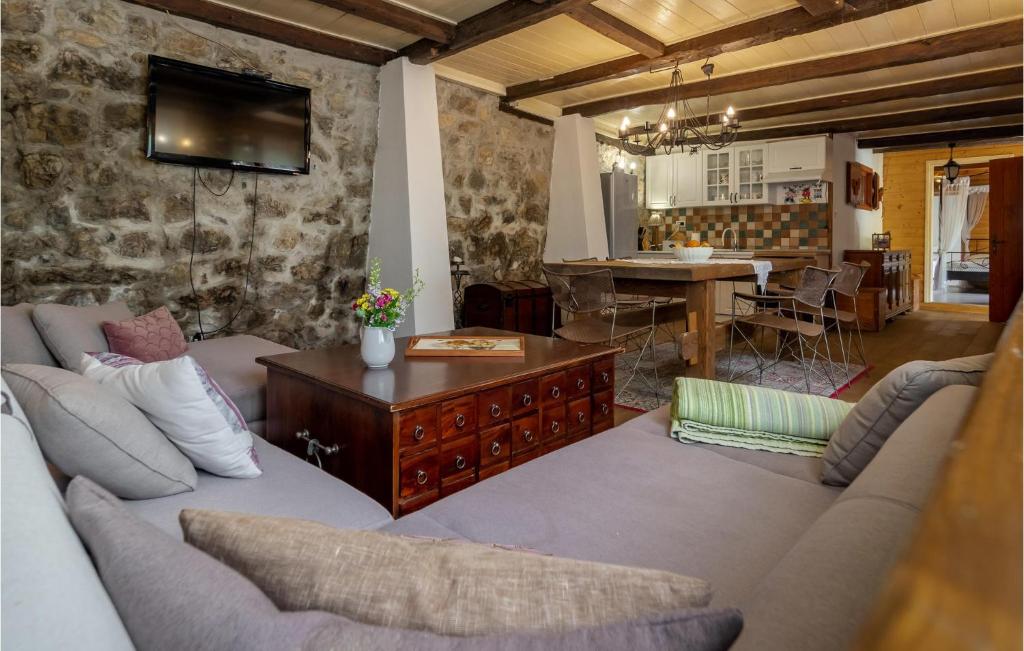 ein Wohnzimmer mit einem Sofa und einem Tisch in der Unterkunft Gorgeous Home In Brod Na Kupi With Wifi in Brod na Kupi