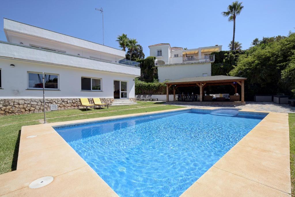 Bazén v ubytování 076 - Relaxing 5 Bed Villa With Private Pool and Hot Tub nebo v jeho okolí