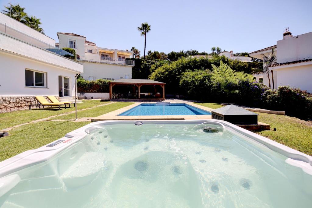 Fotografia z galérie ubytovania 076 - Relaxing 5 Bed Villa With Private Pool and Hot Tub v Marbelli