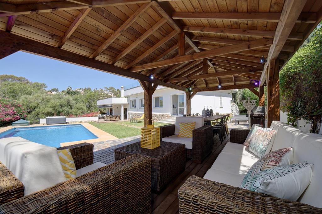 Fotografia z galérie ubytovania 076 - Relaxing 5 Bed Villa With Private Pool and Hot Tub v Marbelli