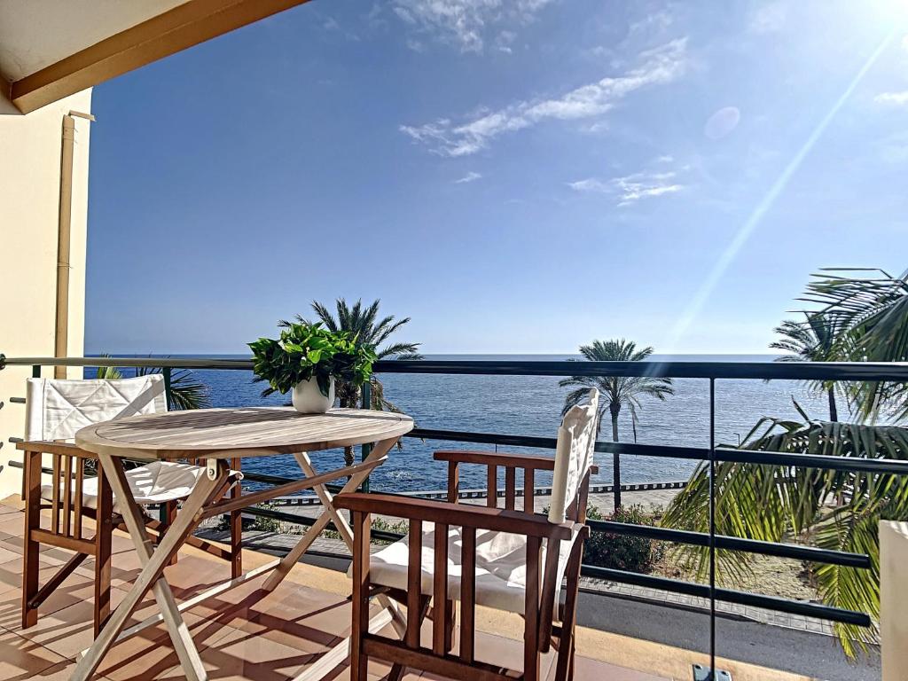 Un balcón con mesa y sillas y el mar. en Sunny Side by Atlantic Holiday, en Madalena do Mar