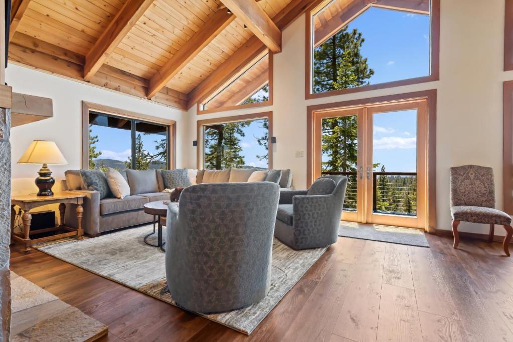 sala de estar con sofá, sillas y ventanas en Beautiful Remodel with Chef's Kitchen - Sky High #14, en Bear Valley